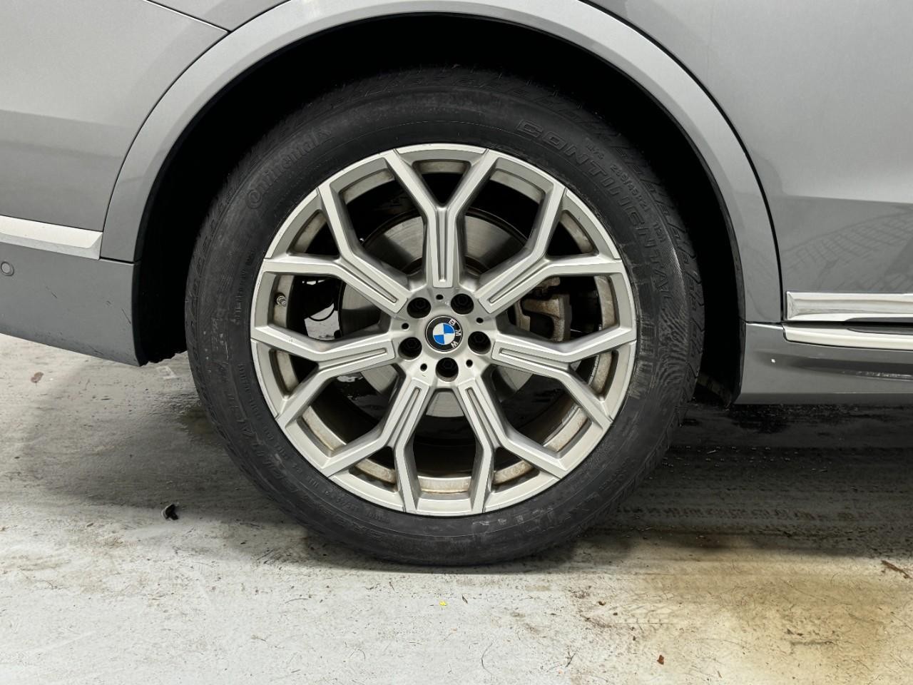 BMW X7 Vehicle Full-screen Gallery Image 5