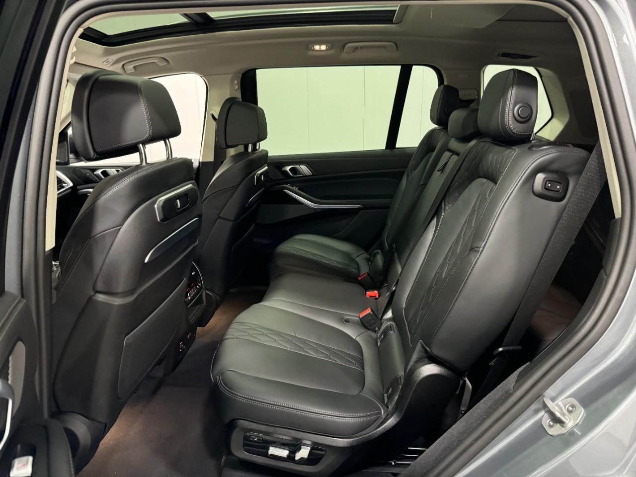 BMW X7 Vehicle Full-screen Gallery Image 8