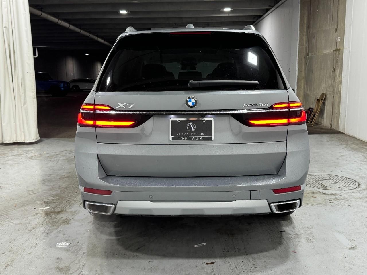 BMW X7 Vehicle Full-screen Gallery Image 9
