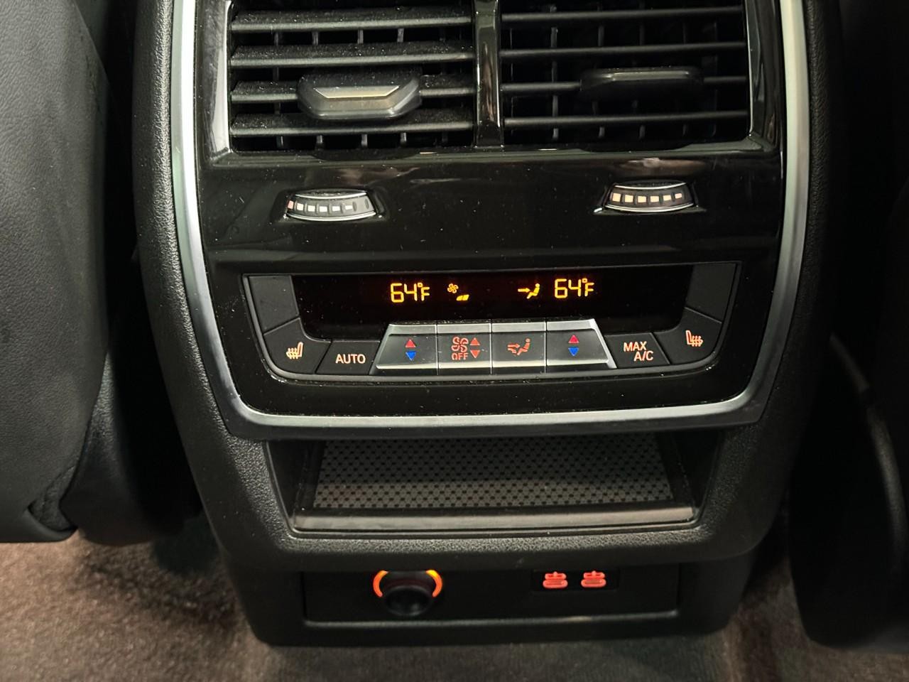 BMW X7 Vehicle Full-screen Gallery Image 11