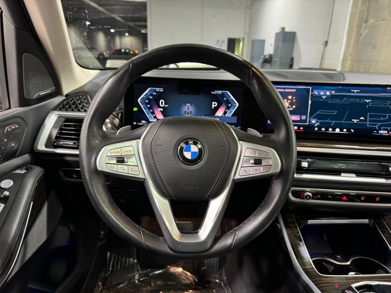 BMW X7 Vehicle Full-screen Gallery Image 14