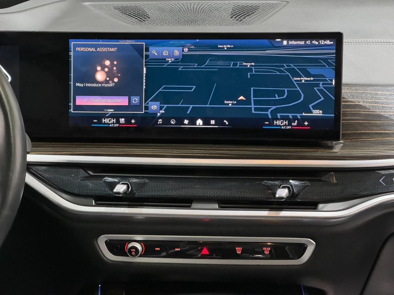 BMW X7 Vehicle Full-screen Gallery Image 15