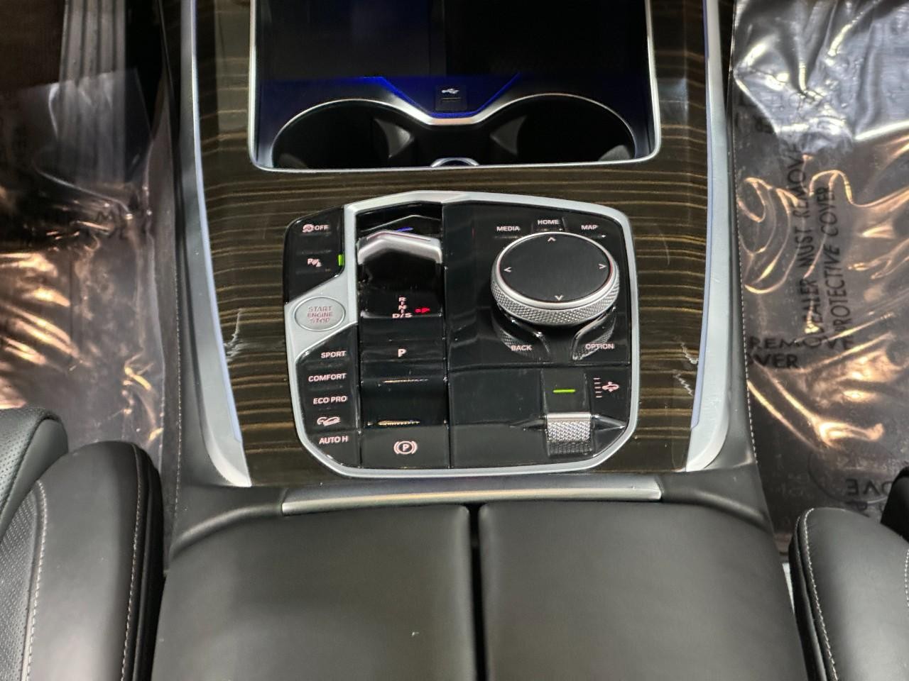 BMW X7 Vehicle Full-screen Gallery Image 16