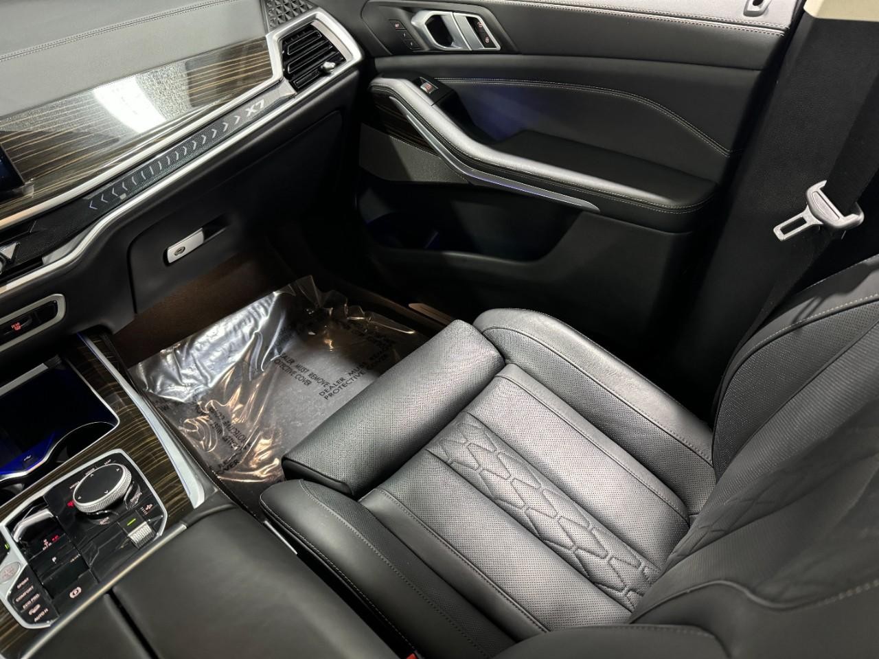 BMW X7 Vehicle Full-screen Gallery Image 17