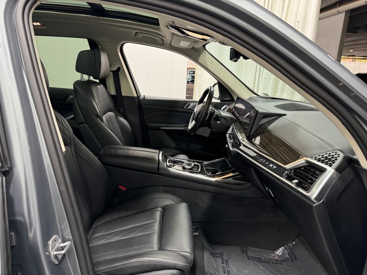 BMW X7 Vehicle Full-screen Gallery Image 18