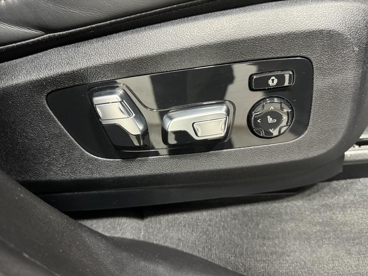 BMW X7 Vehicle Full-screen Gallery Image 20