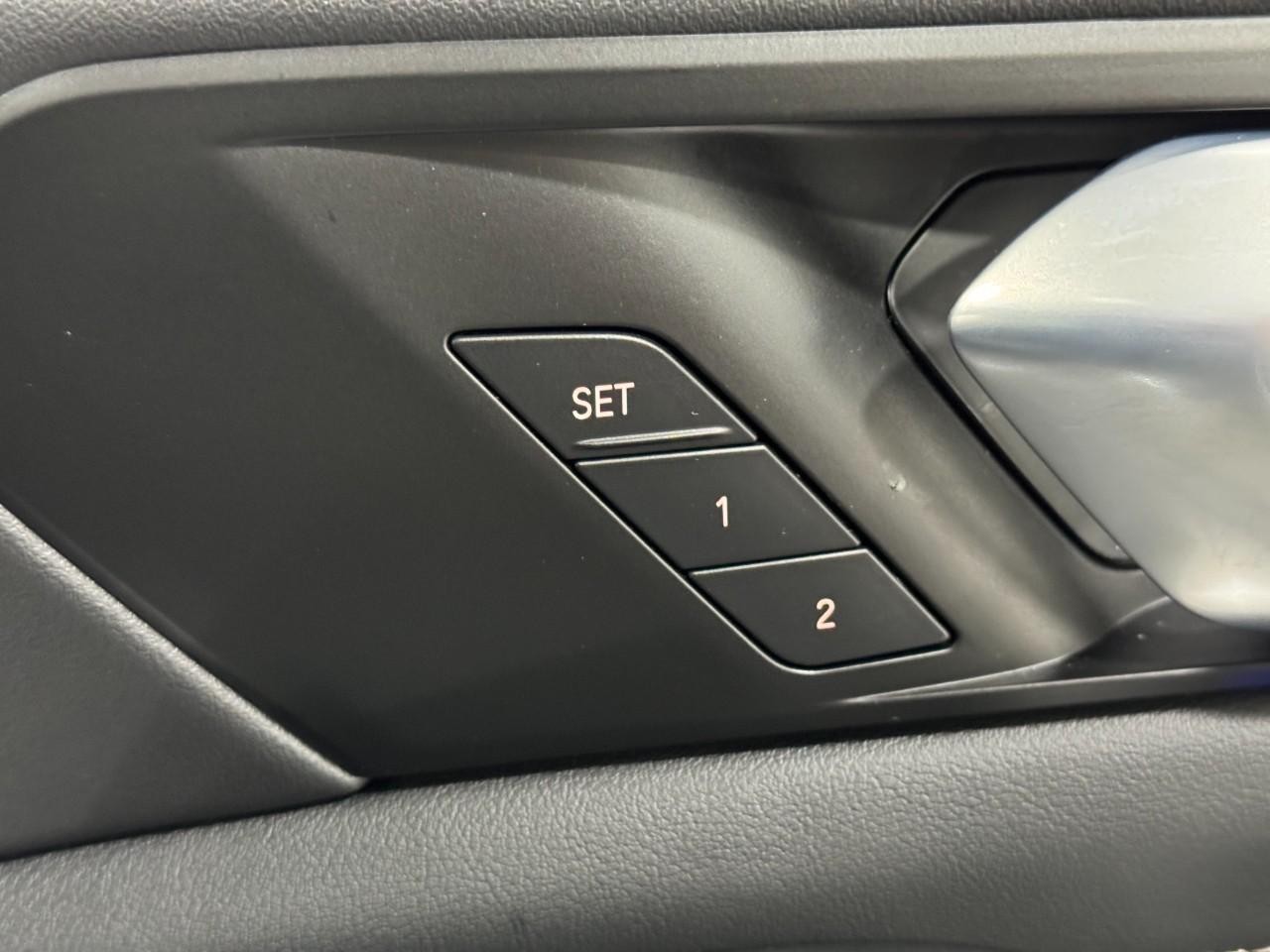 BMW X7 Vehicle Full-screen Gallery Image 21