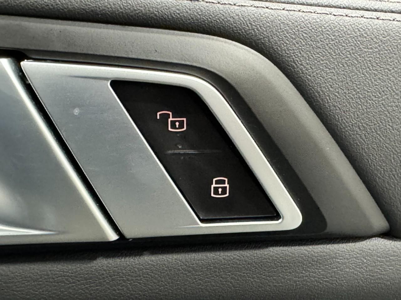 BMW X7 Vehicle Full-screen Gallery Image 22