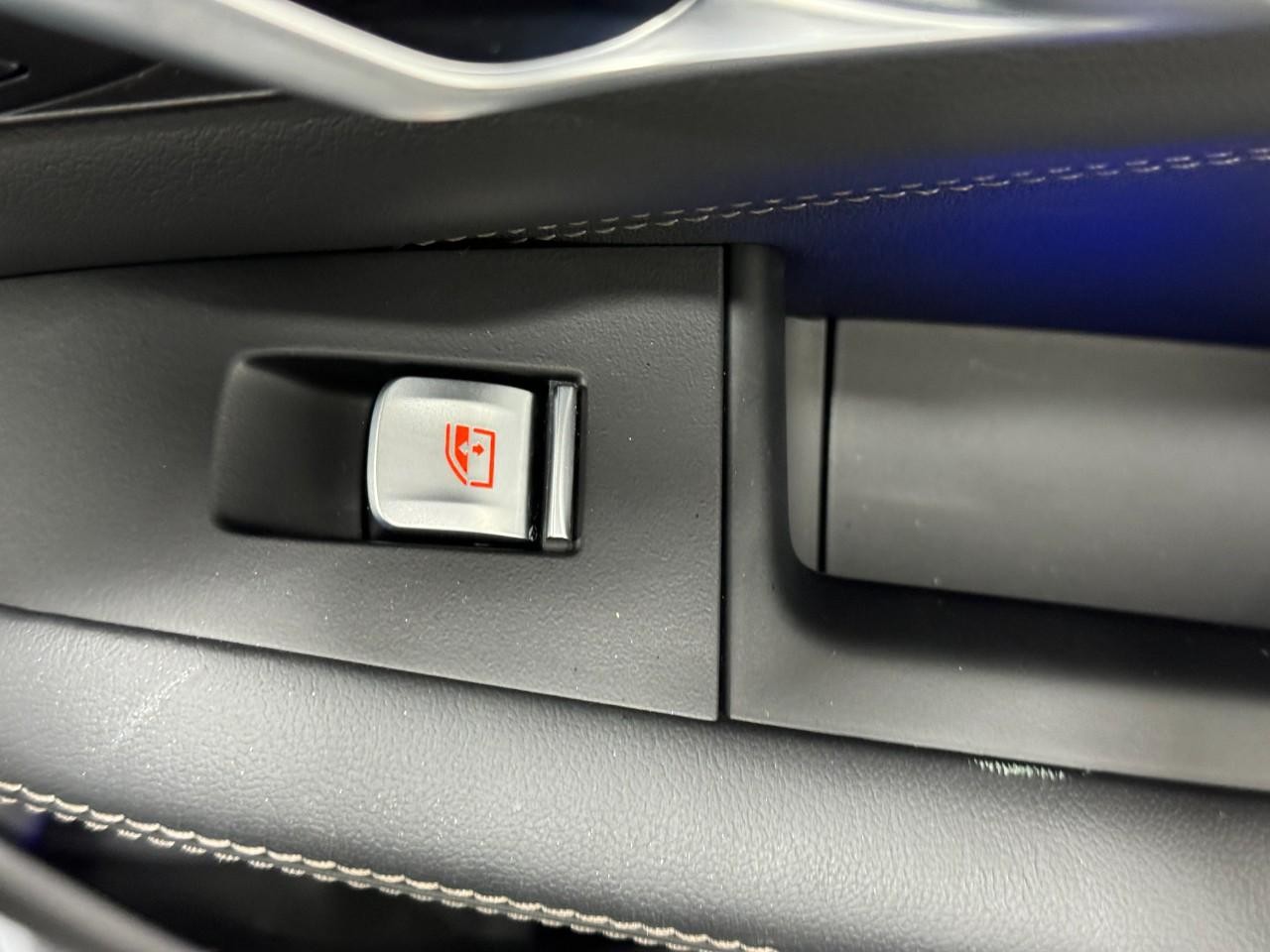 BMW X7 Vehicle Full-screen Gallery Image 23