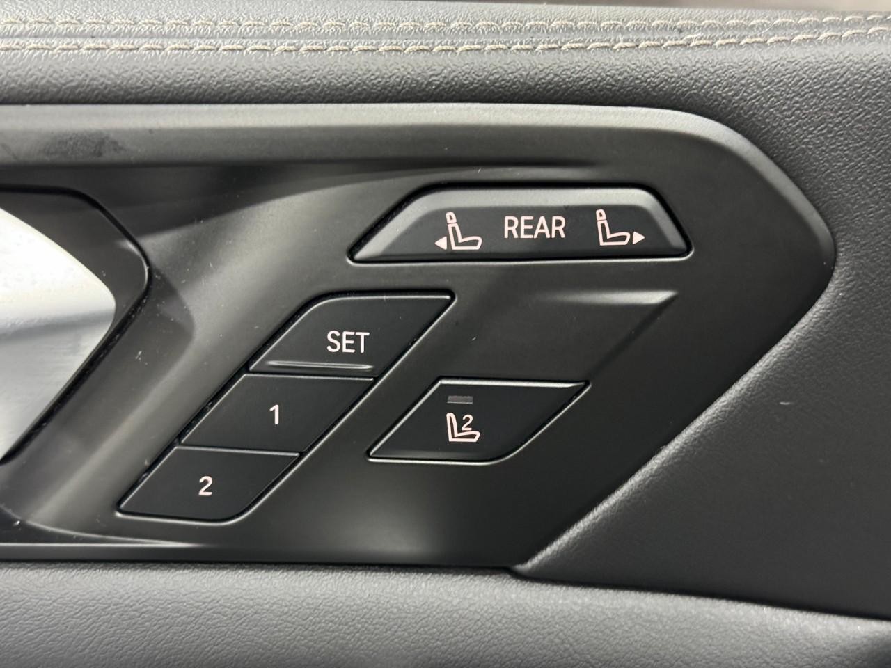 BMW X7 Vehicle Full-screen Gallery Image 25