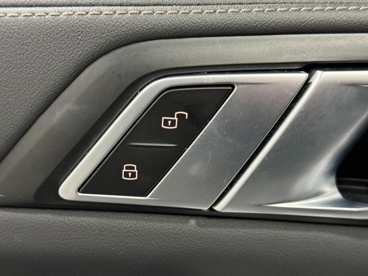 BMW X7 Vehicle Full-screen Gallery Image 26