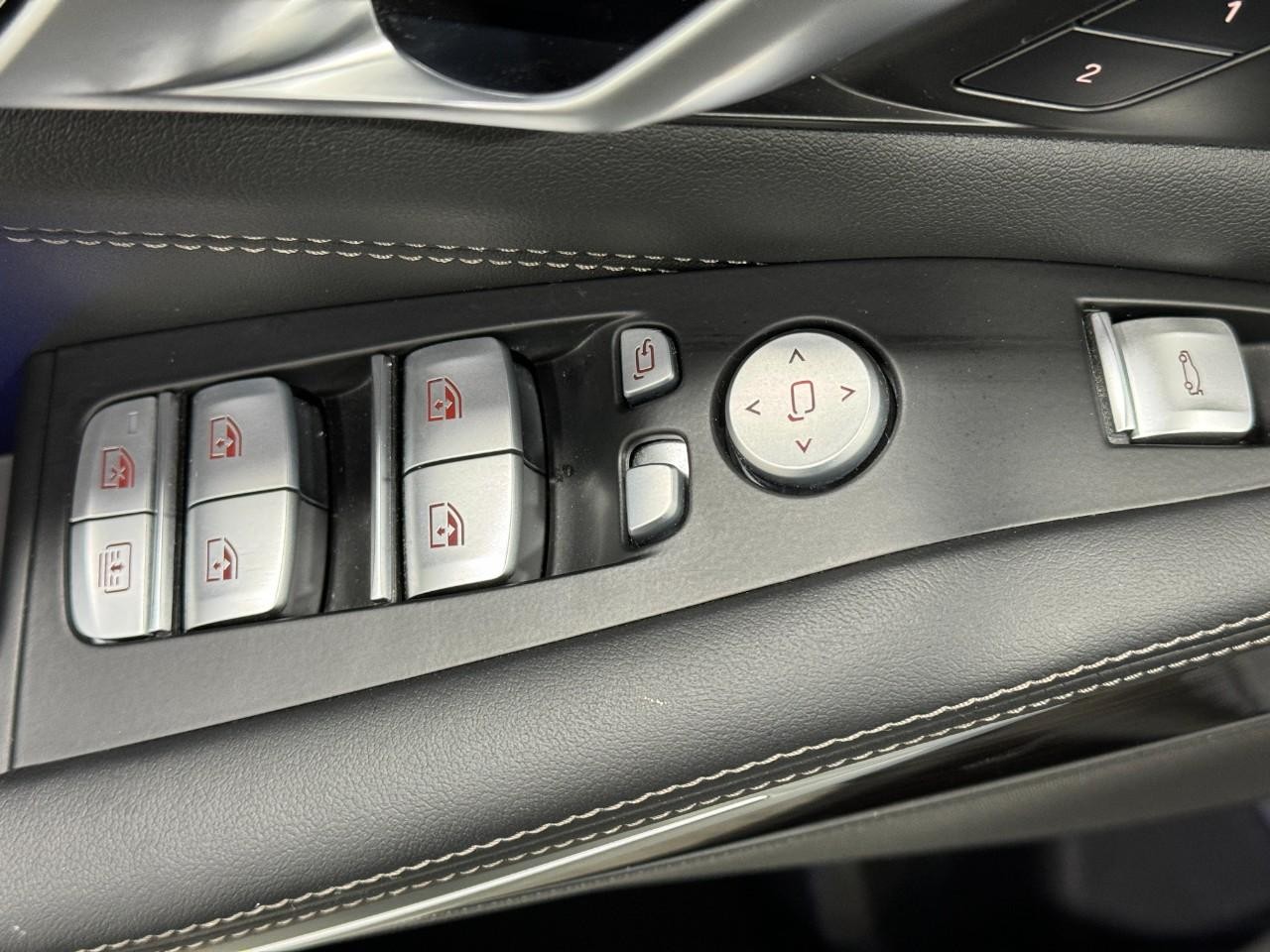 BMW X7 Vehicle Full-screen Gallery Image 27