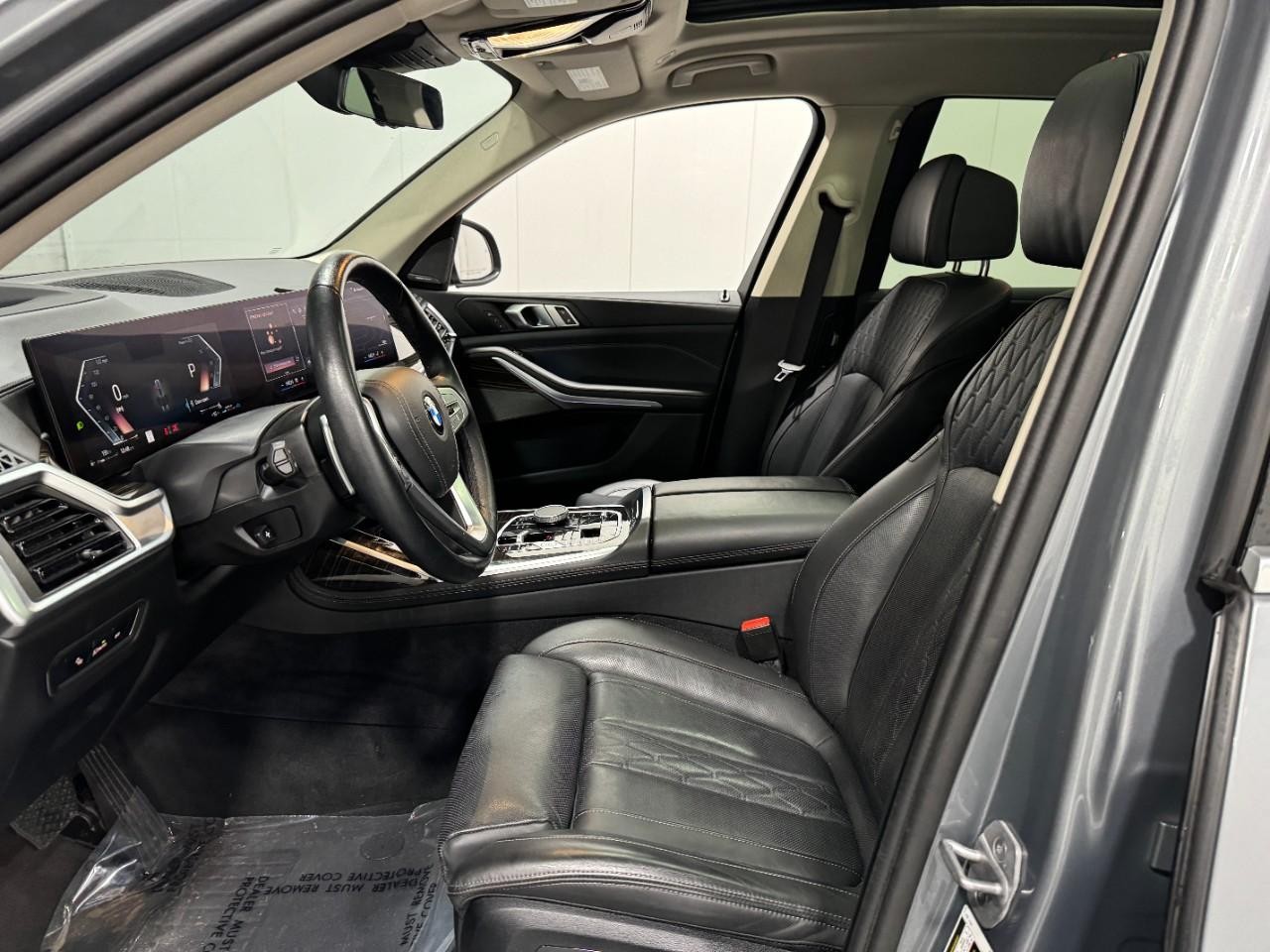 BMW X7 Vehicle Full-screen Gallery Image 28