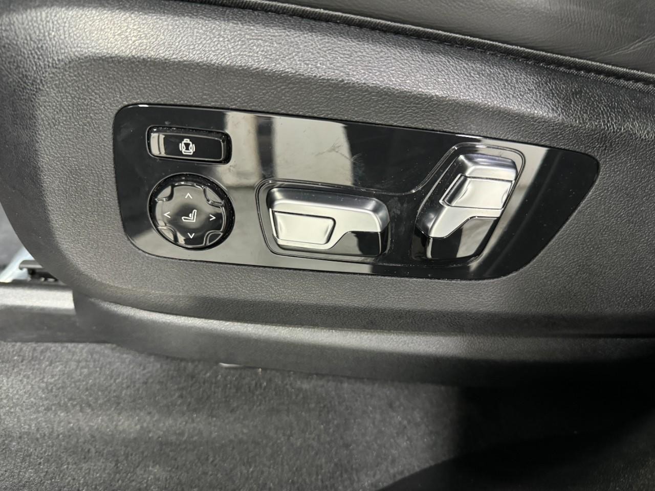 BMW X7 Vehicle Full-screen Gallery Image 30