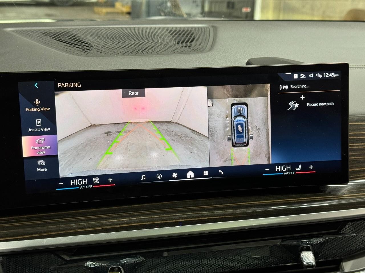 BMW X7 Vehicle Full-screen Gallery Image 35