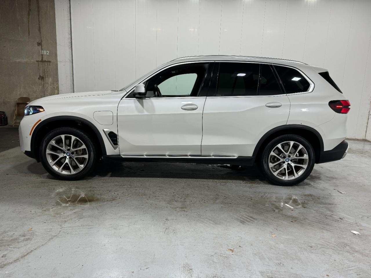 BMW X5 Vehicle Full-screen Gallery Image 2