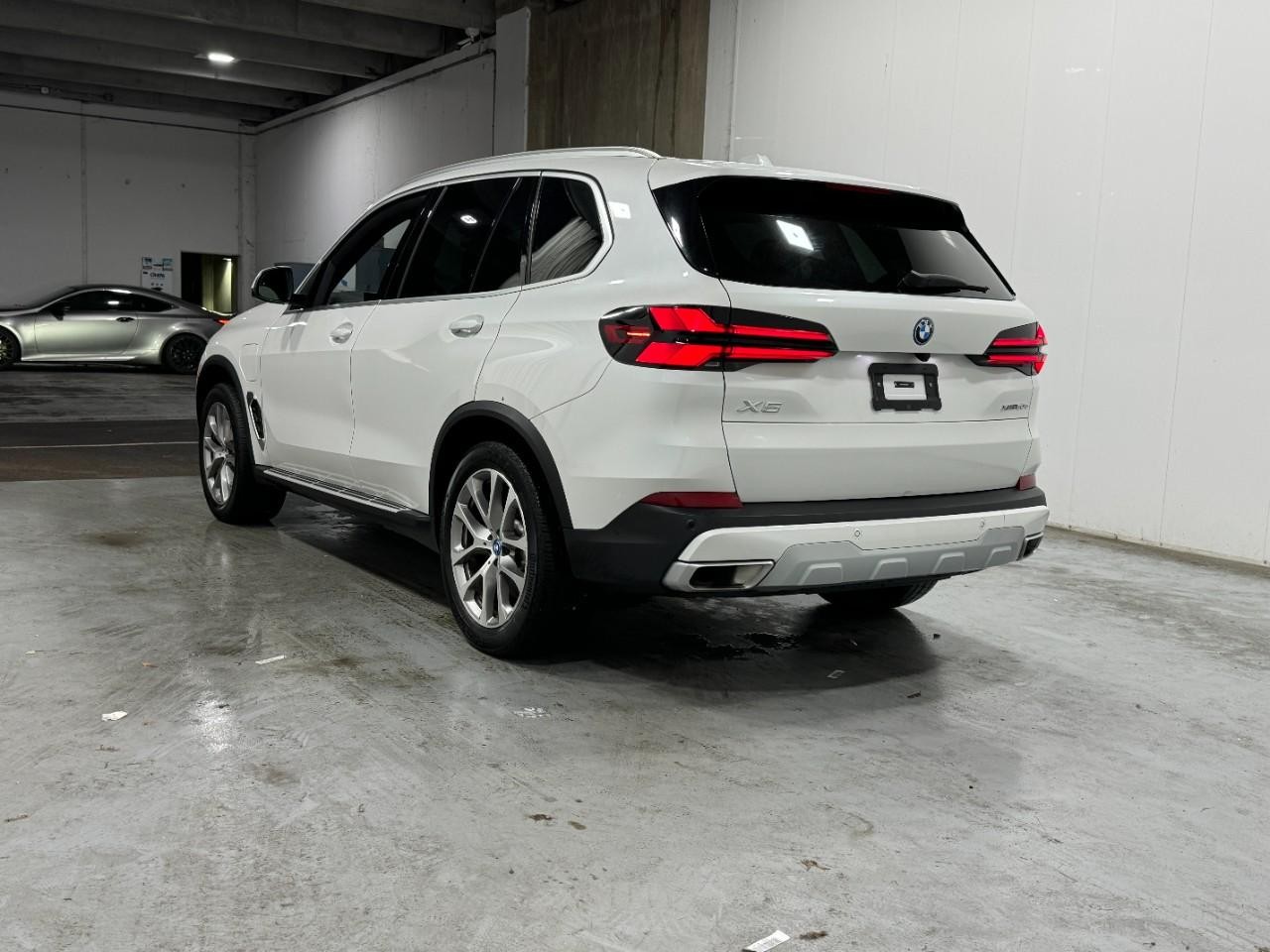BMW X5 Vehicle Full-screen Gallery Image 3