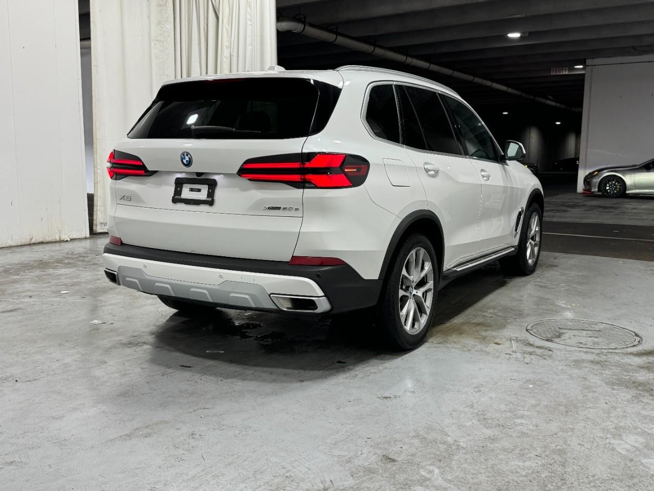 BMW X5 Vehicle Full-screen Gallery Image 4