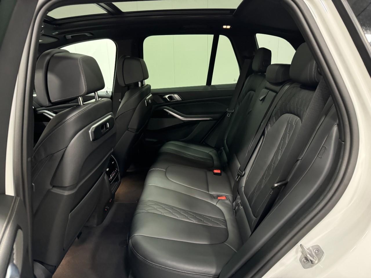 BMW X5 Vehicle Full-screen Gallery Image 8