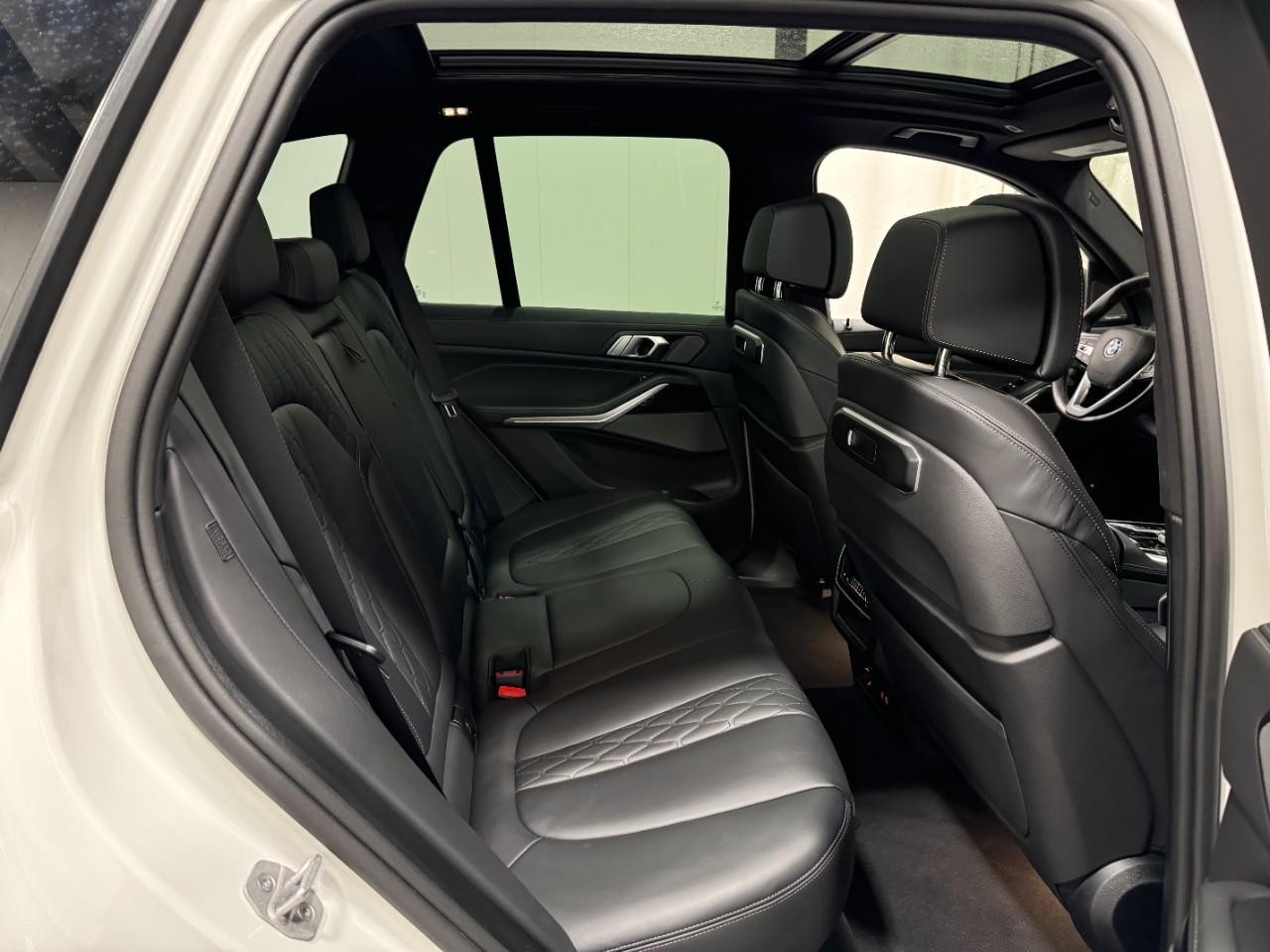 BMW X5 Vehicle Full-screen Gallery Image 10