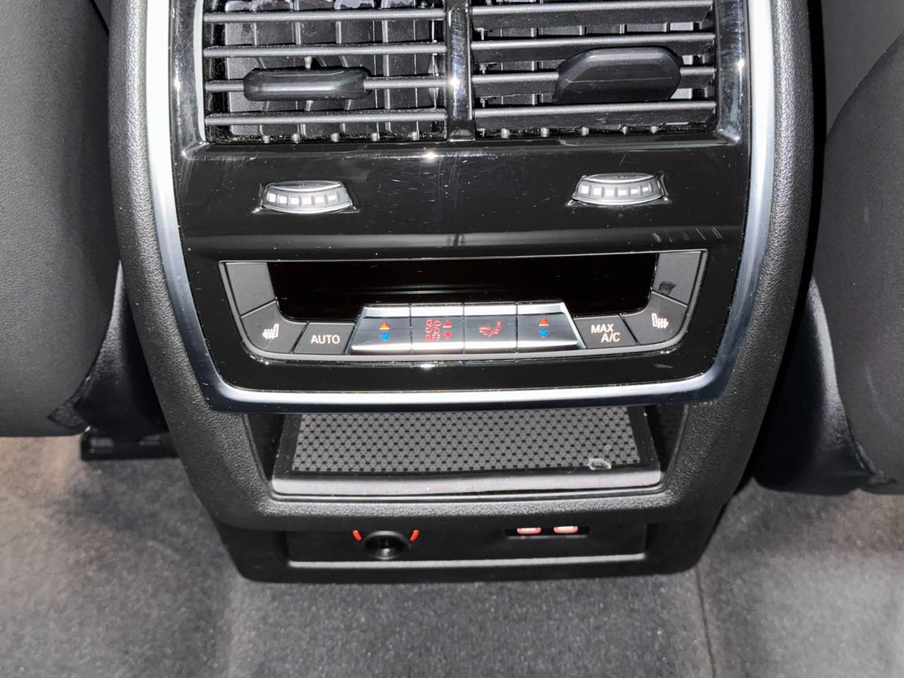 BMW X5 Vehicle Full-screen Gallery Image 11