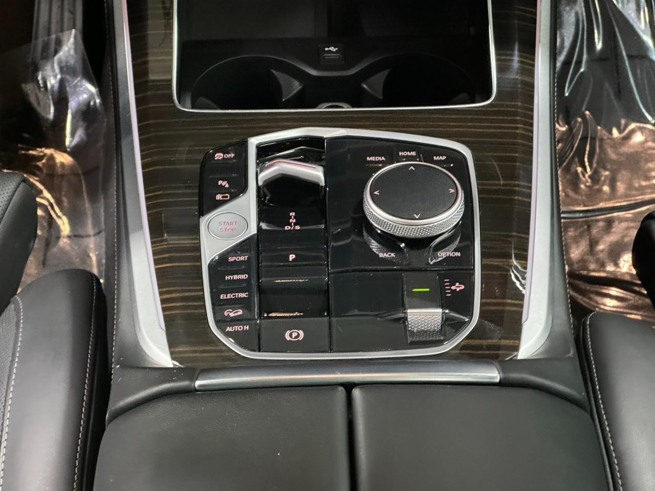 BMW X5 Vehicle Full-screen Gallery Image 16