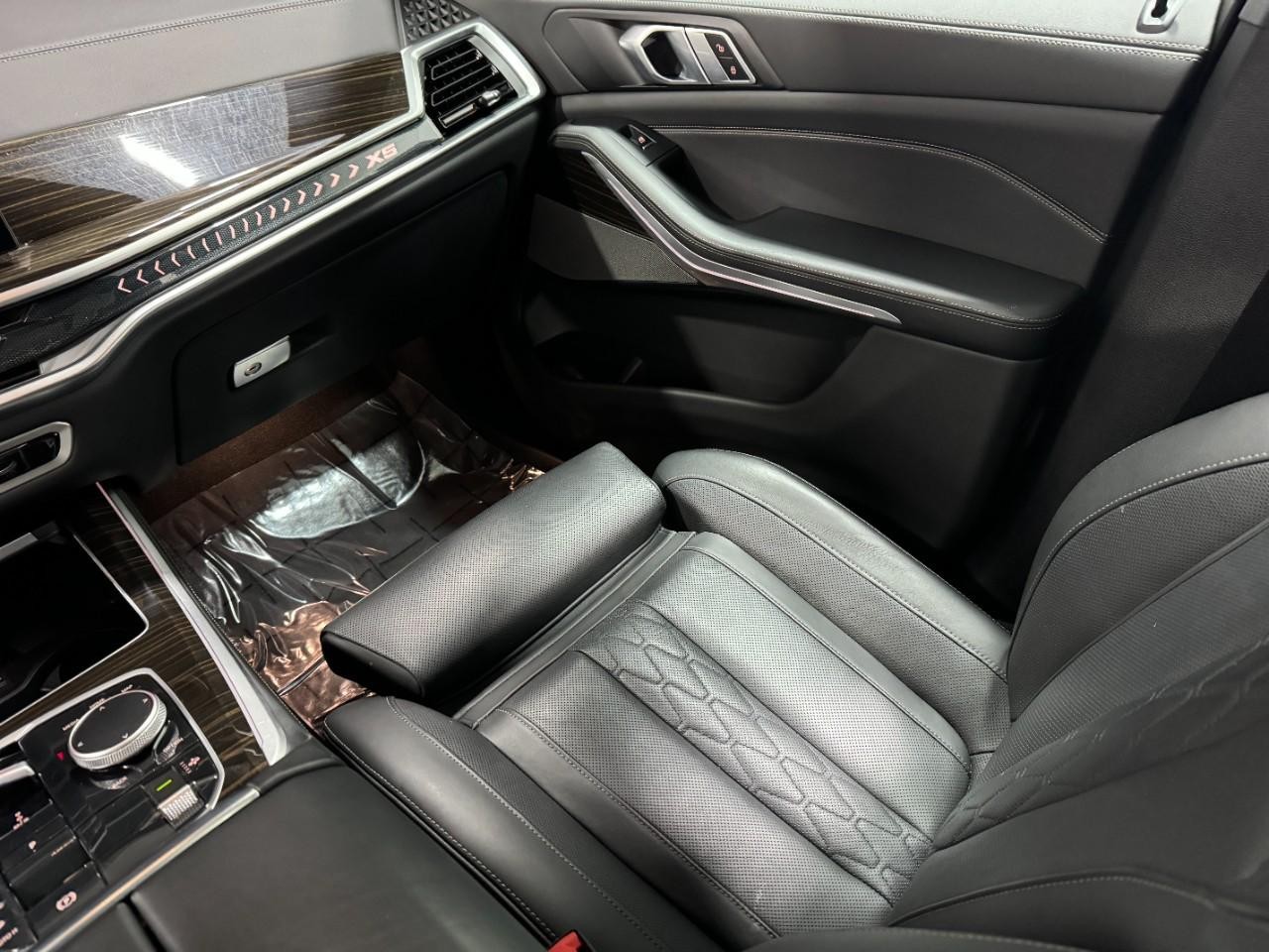 BMW X5 Vehicle Full-screen Gallery Image 17