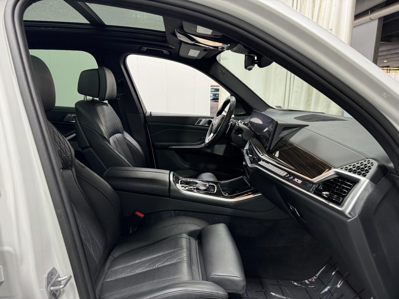 BMW X5 Vehicle Full-screen Gallery Image 18