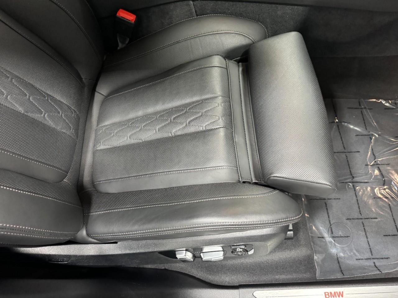 BMW X5 Vehicle Full-screen Gallery Image 19