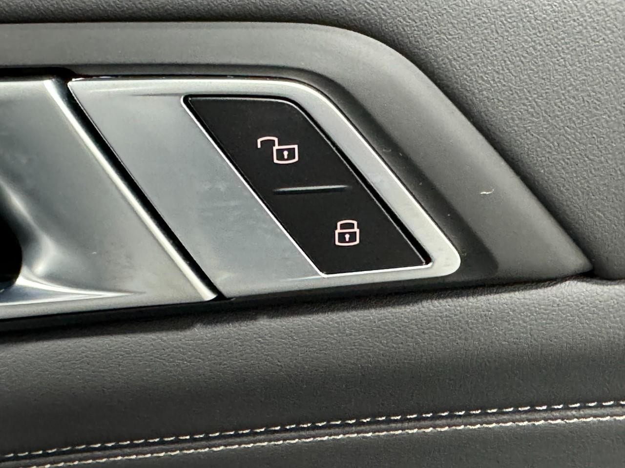 BMW X5 Vehicle Full-screen Gallery Image 21