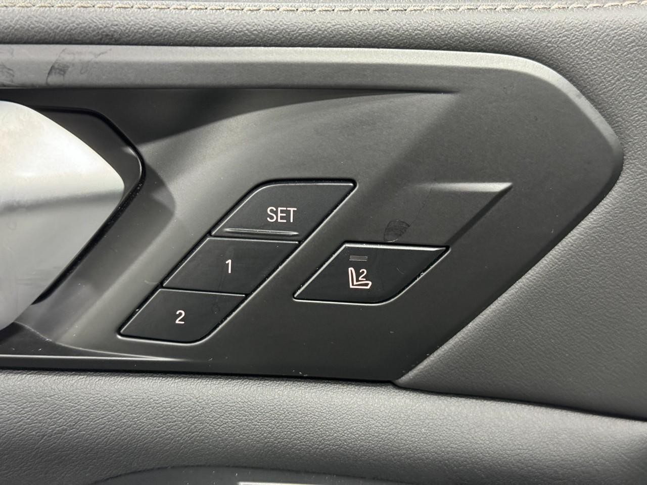 BMW X5 Vehicle Full-screen Gallery Image 24