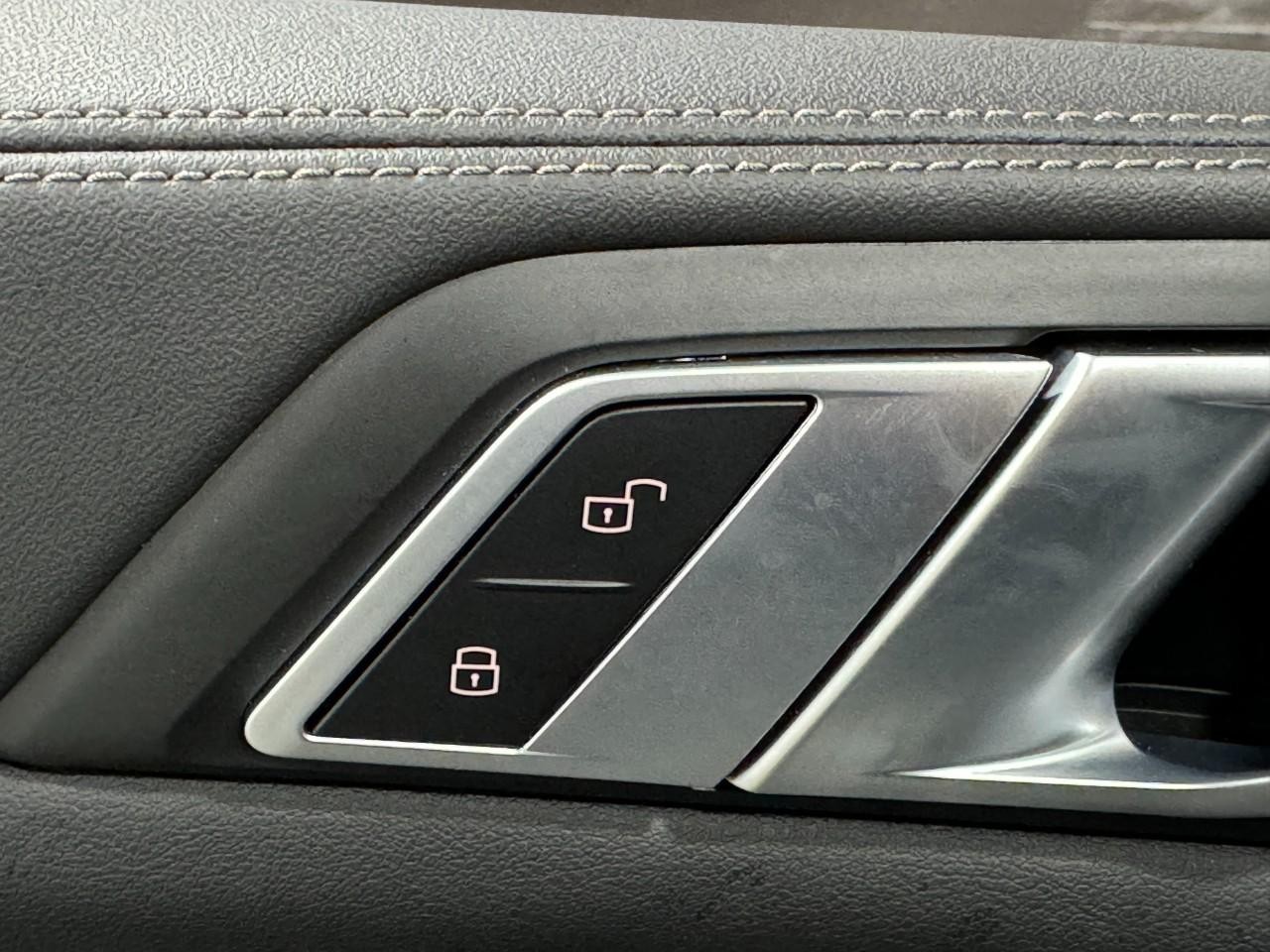 BMW X5 Vehicle Full-screen Gallery Image 25