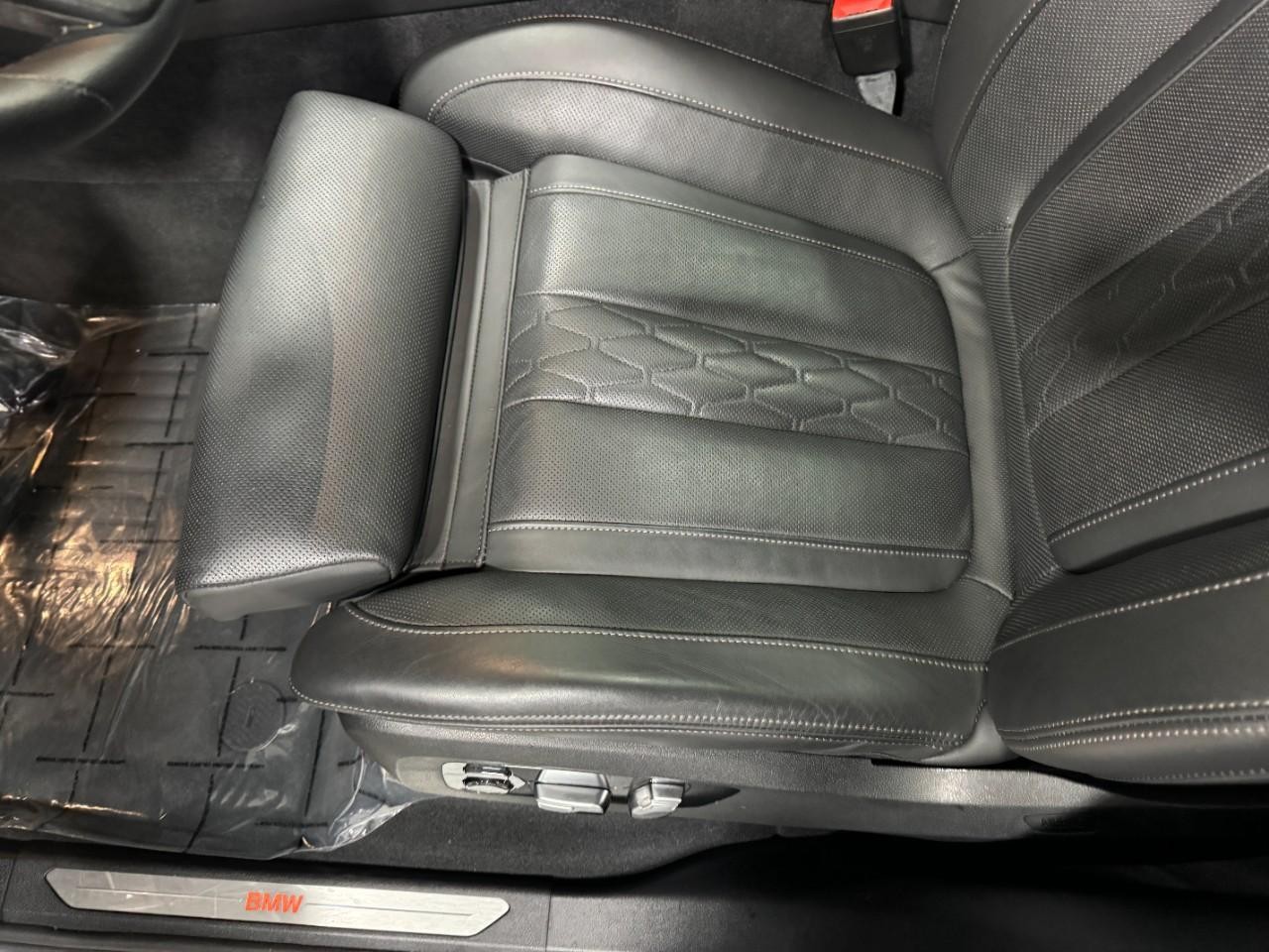 BMW X5 Vehicle Full-screen Gallery Image 29