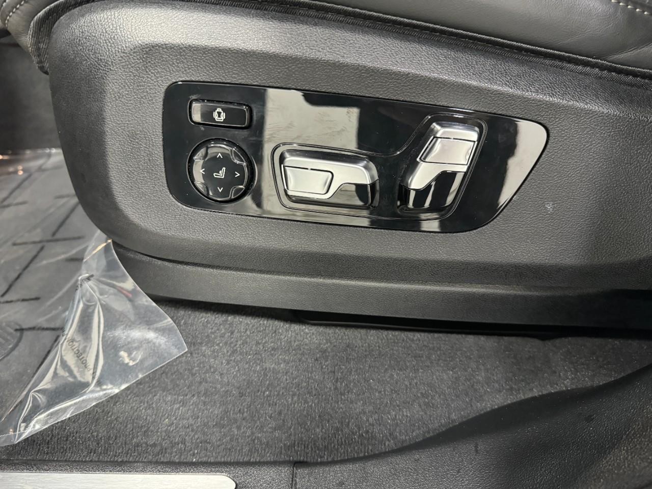 BMW X5 Vehicle Full-screen Gallery Image 30