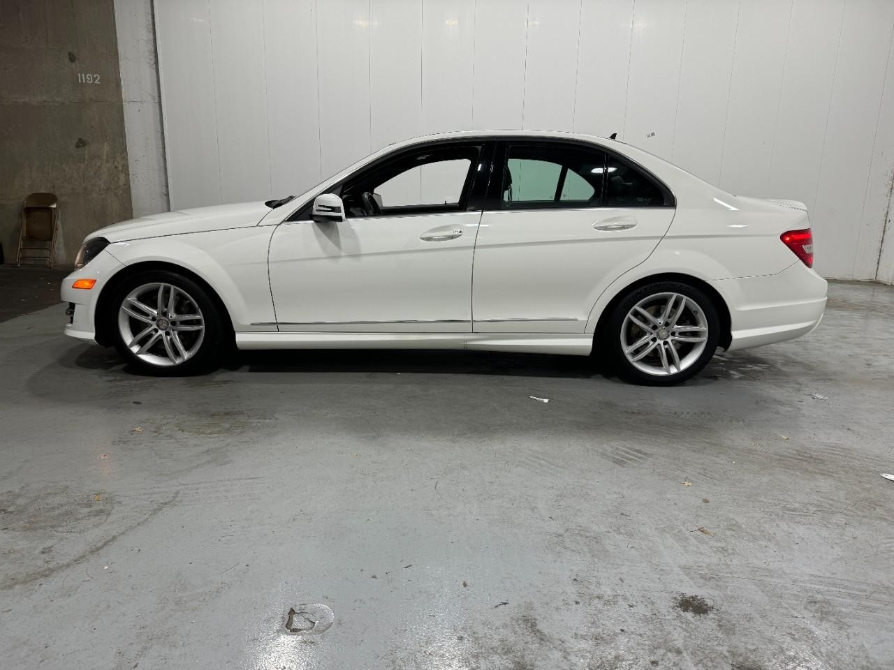 Mercedes-Benz C-Class Vehicle Full-screen Gallery Image 2