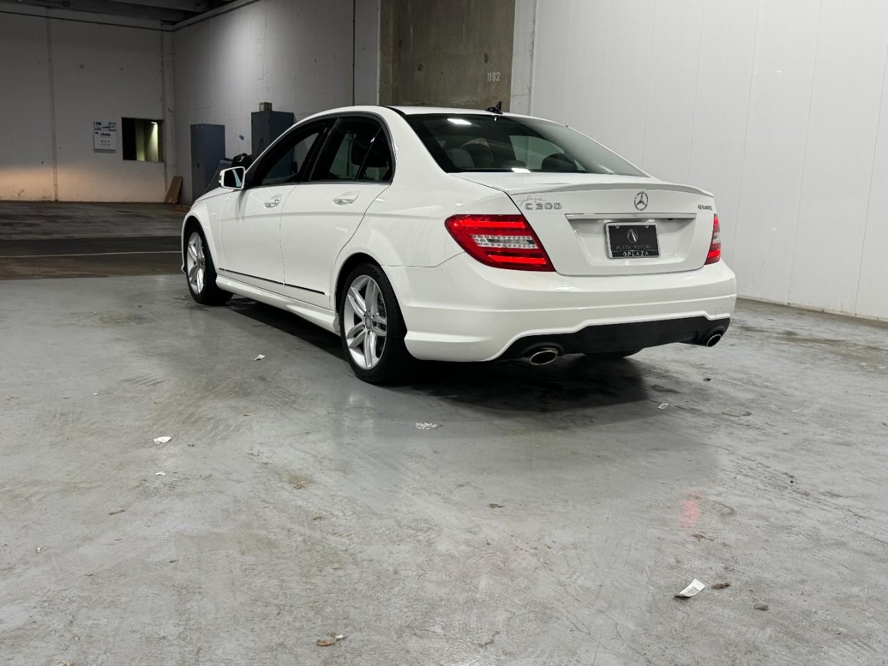 Mercedes-Benz C-Class Vehicle Full-screen Gallery Image 3