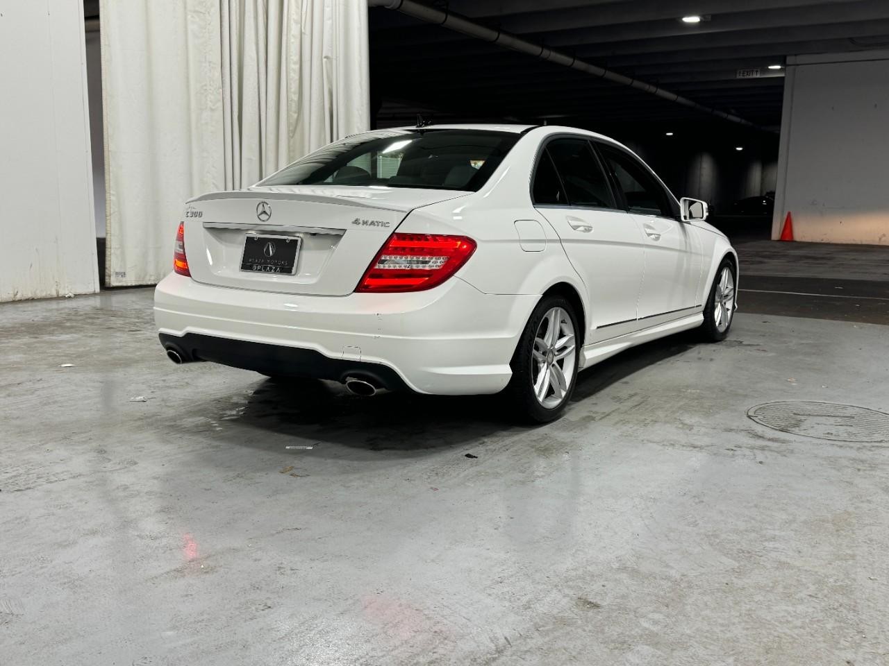 Mercedes-Benz C-Class Vehicle Full-screen Gallery Image 4