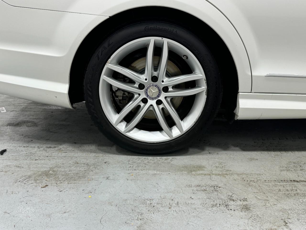 Mercedes-Benz C-Class Vehicle Full-screen Gallery Image 5