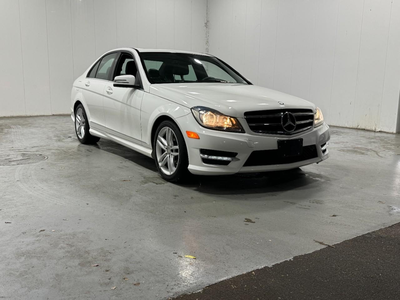 Mercedes-Benz C-Class Vehicle Full-screen Gallery Image 6