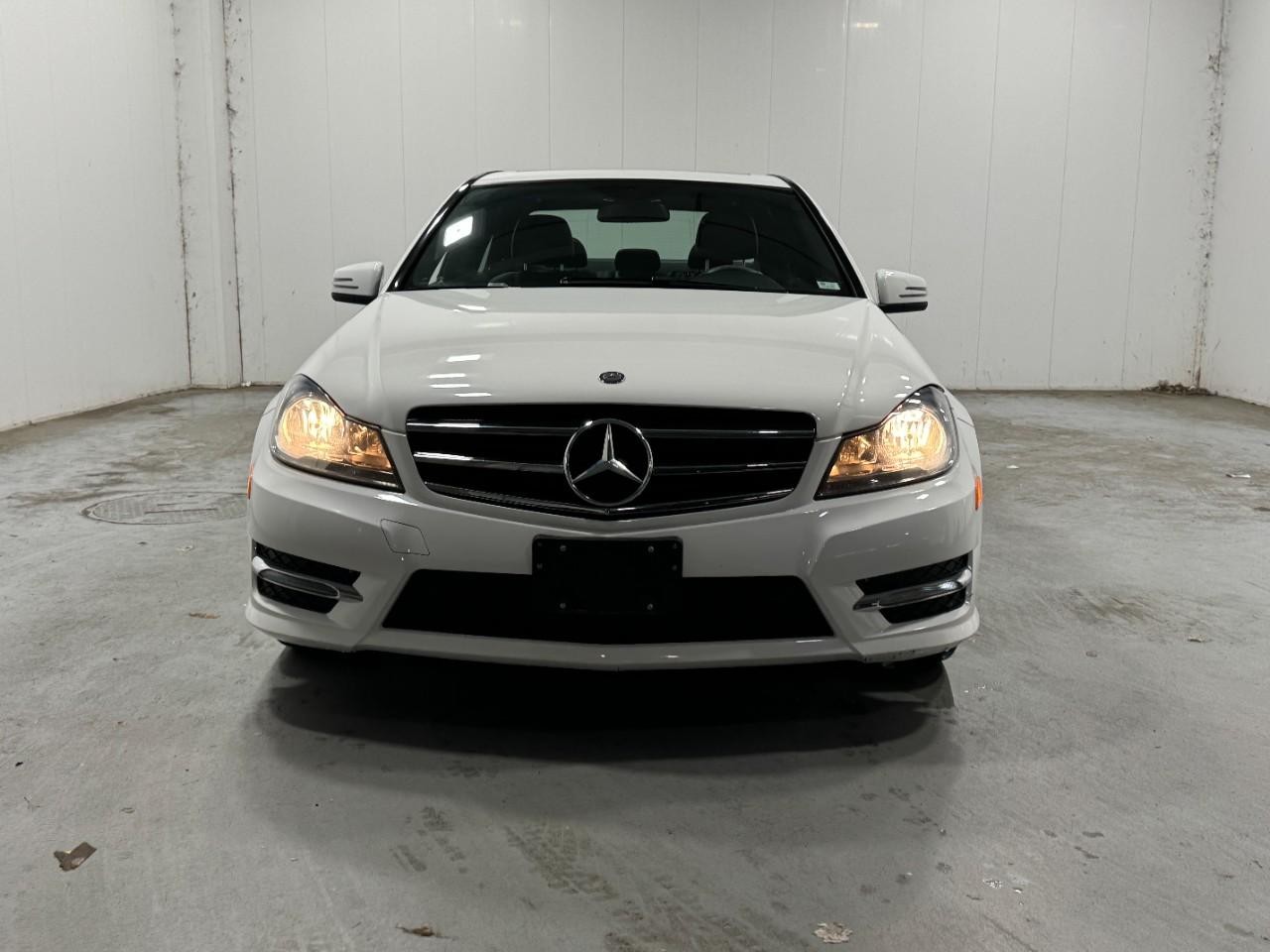 Mercedes-Benz C-Class Vehicle Full-screen Gallery Image 7