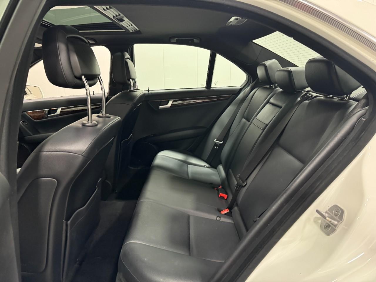 Mercedes-Benz C-Class Vehicle Full-screen Gallery Image 8