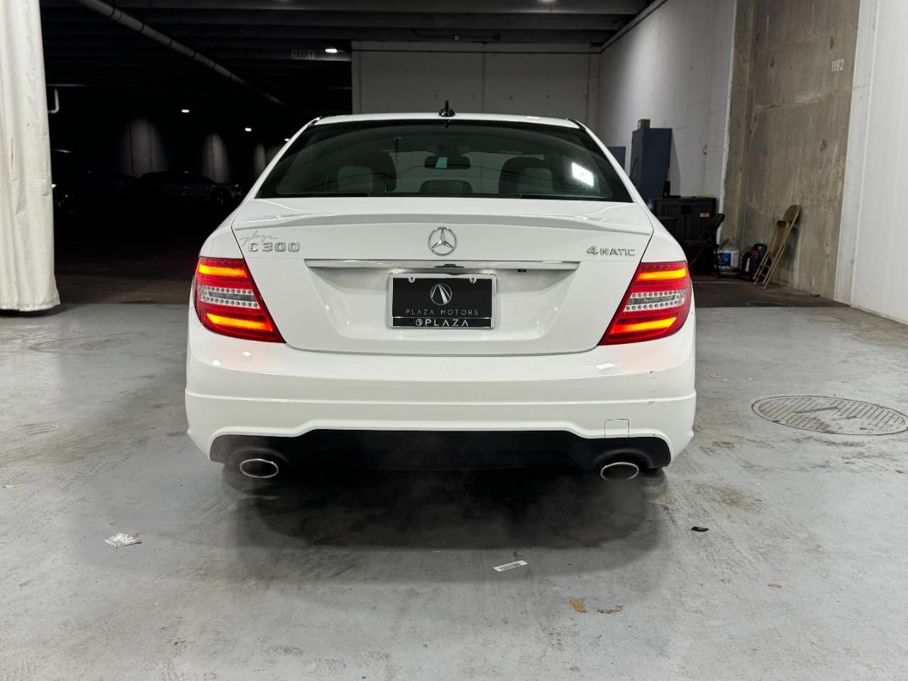 Mercedes-Benz C-Class Vehicle Full-screen Gallery Image 9