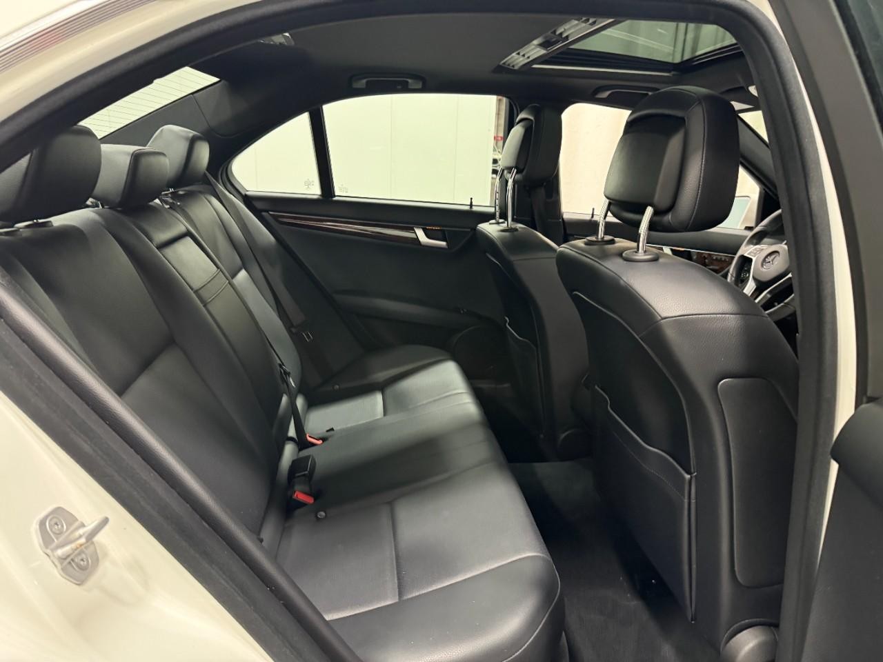 Mercedes-Benz C-Class Vehicle Full-screen Gallery Image 10