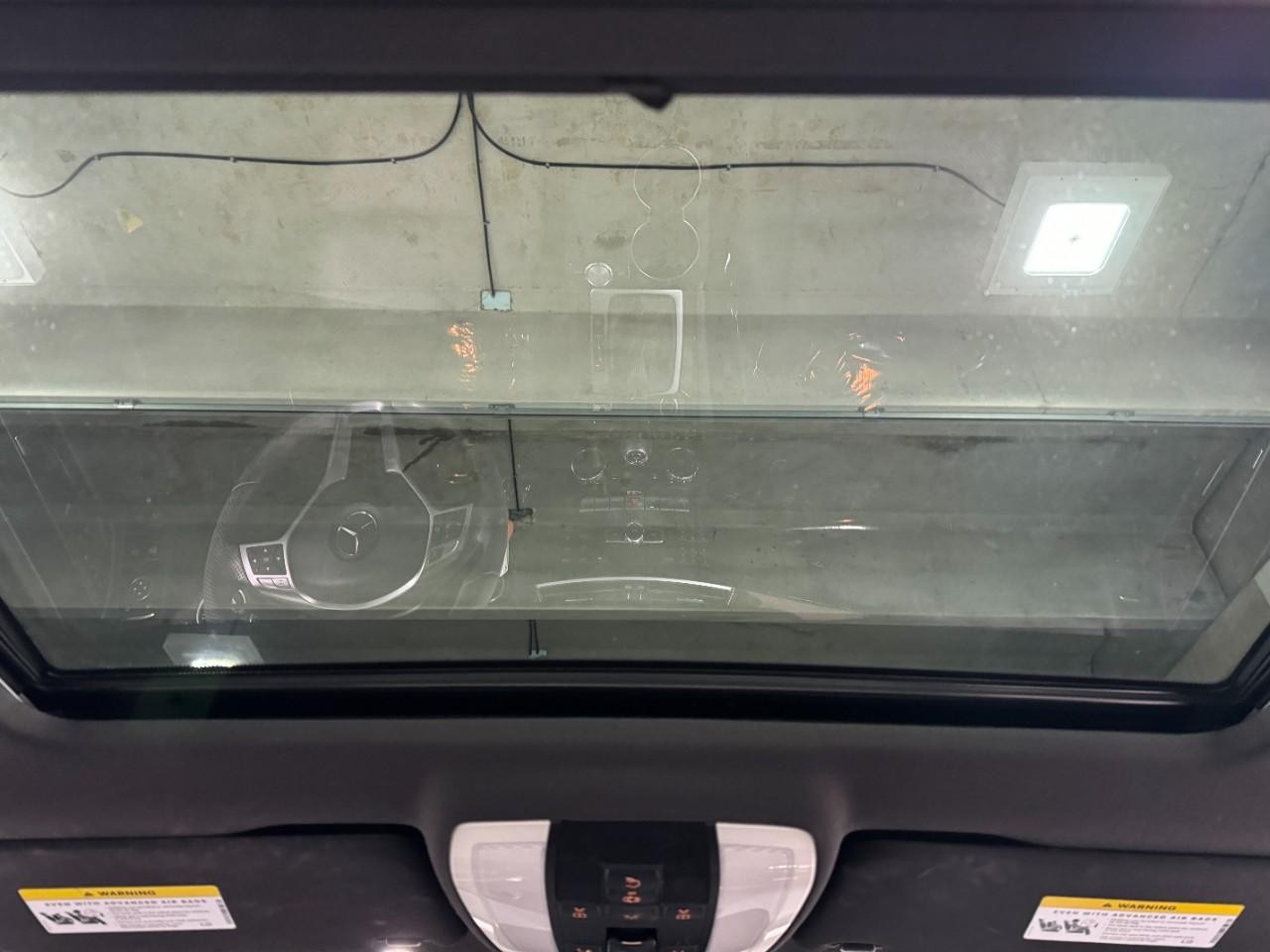 Mercedes-Benz C-Class Vehicle Full-screen Gallery Image 11