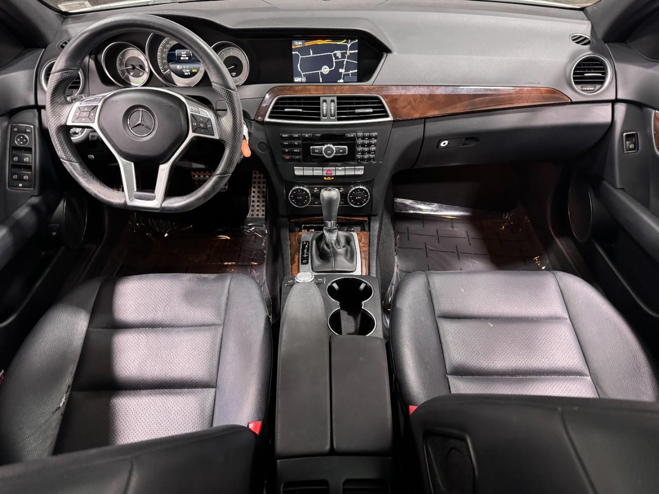 Mercedes-Benz C-Class Vehicle Full-screen Gallery Image 12