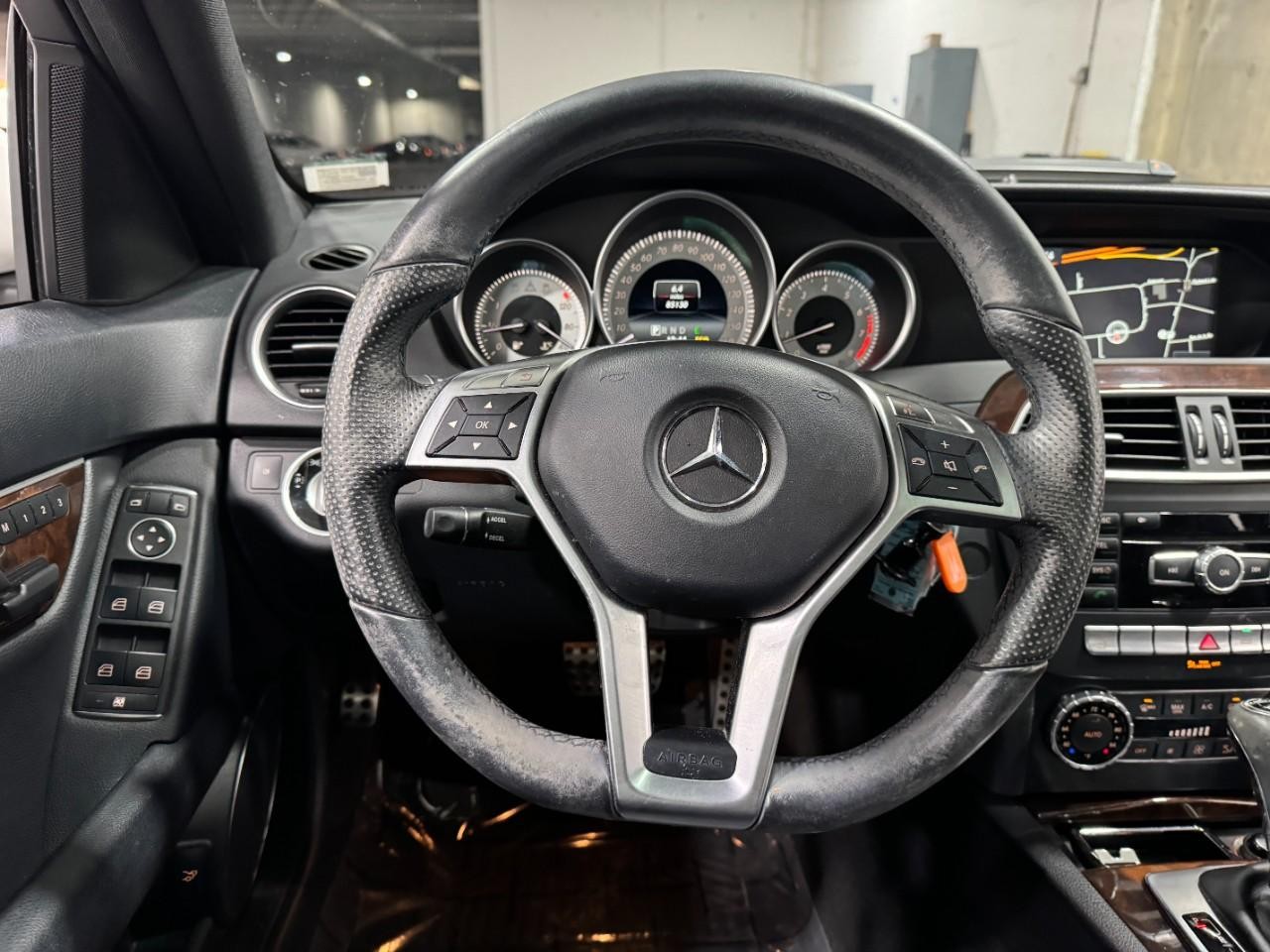 Mercedes-Benz C-Class Vehicle Full-screen Gallery Image 13