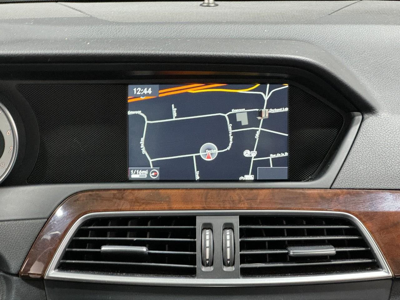 Mercedes-Benz C-Class Vehicle Full-screen Gallery Image 14