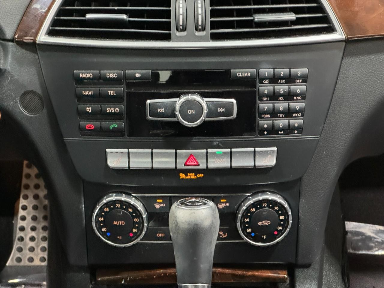 Mercedes-Benz C-Class Vehicle Full-screen Gallery Image 15