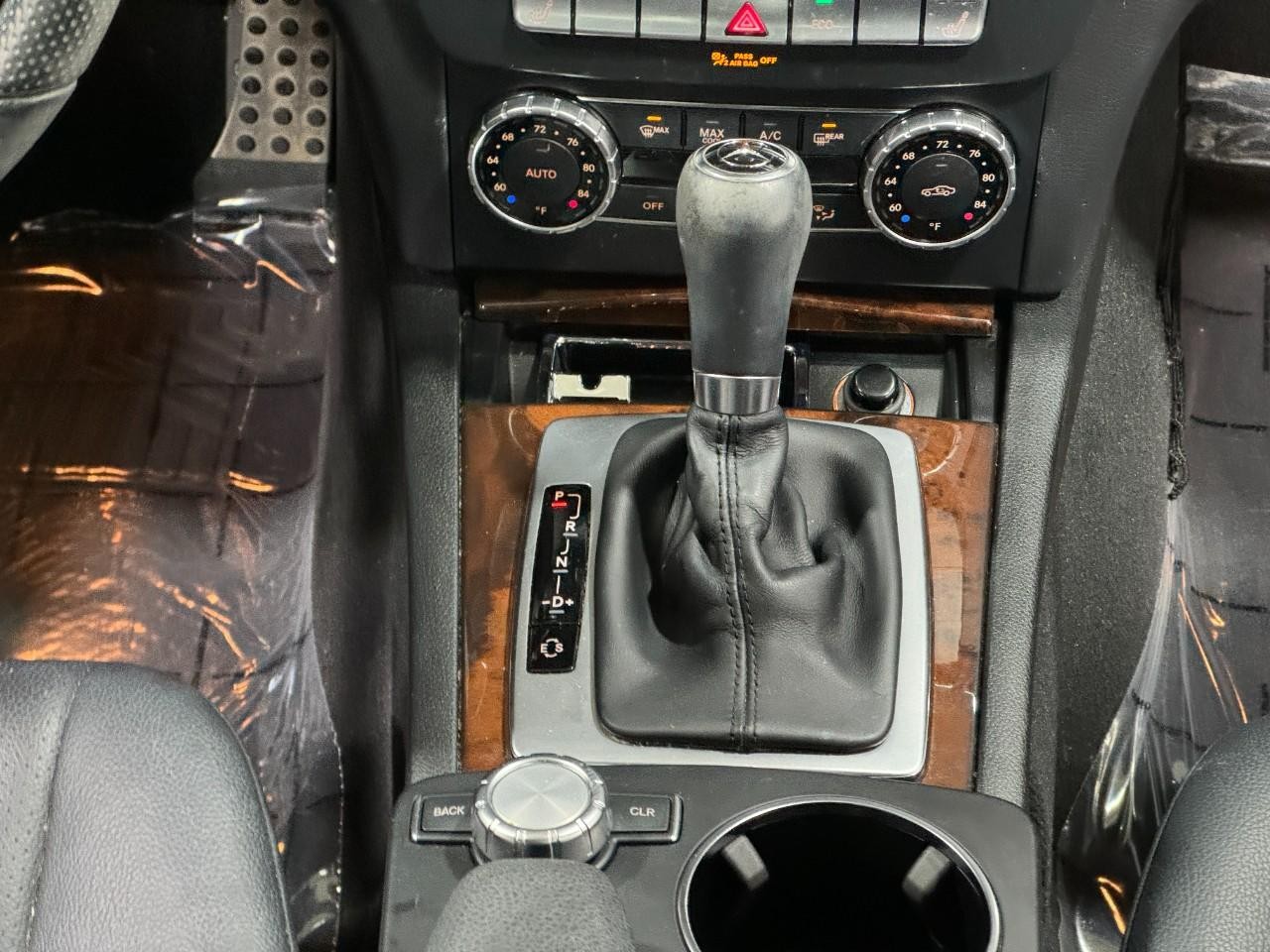 Mercedes-Benz C-Class Vehicle Full-screen Gallery Image 16