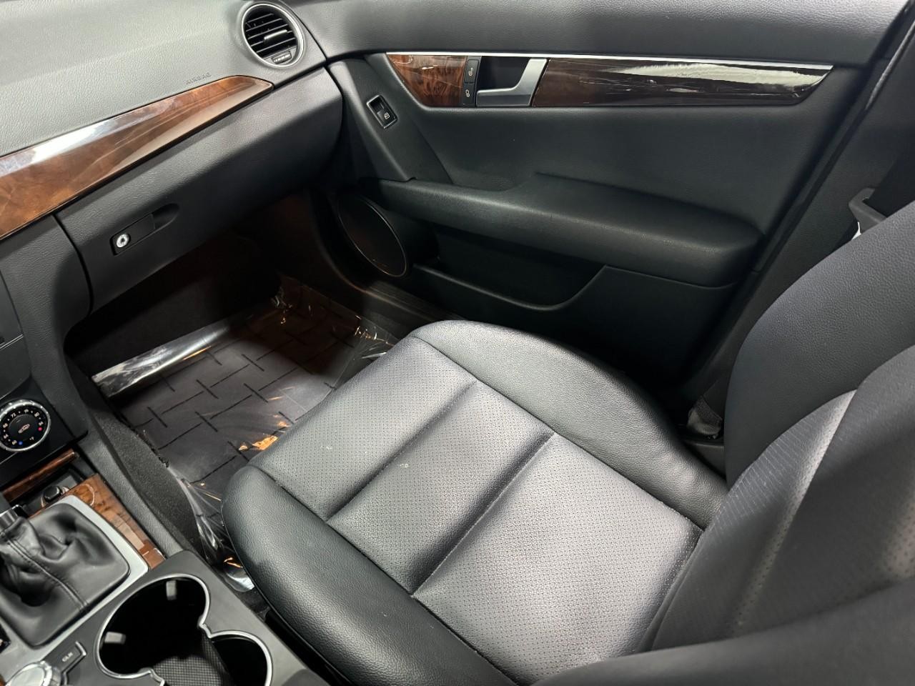 Mercedes-Benz C-Class Vehicle Full-screen Gallery Image 17